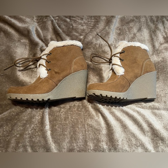 Unionbay ankle boot tan wedges. Faux fur trim. Size 6.5. Hardly worn. - Picture 8 of 8